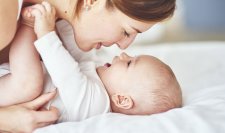 Mujer jugando con su bebe Mujer jugando con su bebe