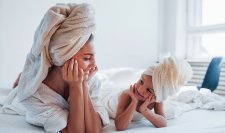 Mujeres saliendo de la ducha listas para usar productos bioderma