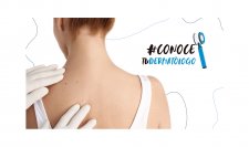 Doctor revisando espalda de mujer recomendando producto bioderma