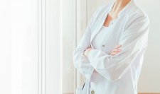 Doctora con bata de laboratorio 