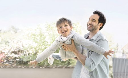 Padre con hijo jugando al avión