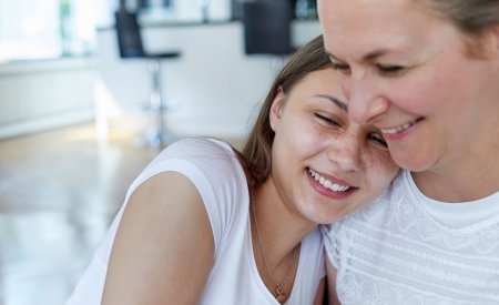 adolescente junto a su madre adolescente junto a su madre