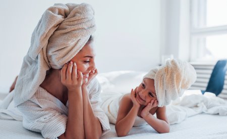 Mujeres saliendo de la ducha listas para usar productos bioderma