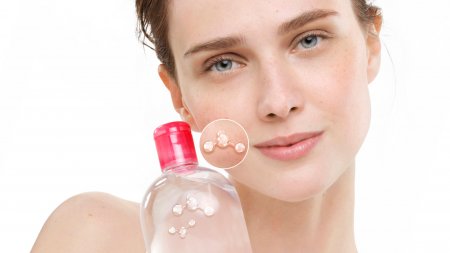 Mujer usando productos bioderma