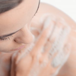 Mujer usando jabón bioderma
